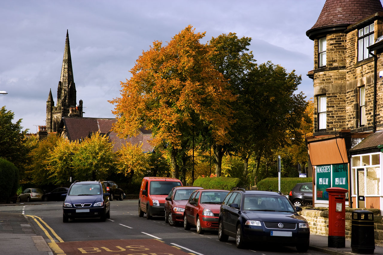 Осенняя улица с автомобилями